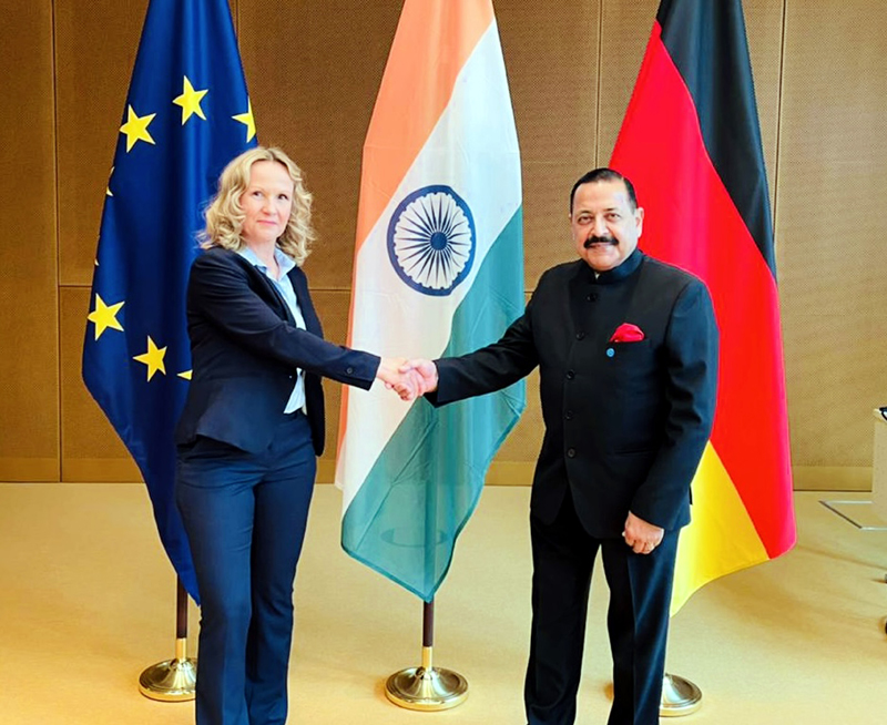 Union Science and Technology Minister Dr Jitendra Singh being received by Federal Minister for Environment, Steffy Lemke at the Environment Ministry Headquarters, Republic of Germany, at Berlin on Monday.