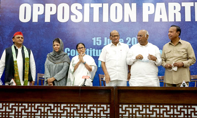 West Bengal Chief Minister Mamata Banerjee, NCP chief Sharad Pawar, Leader of Opposition in Rajya Sabha Mallikarjun Kharge, DMK leader TR Baalu, PDP chief Mehbooba Mufti and Samajwadi Party president Akhilesh Yadav at a press conference after meeting of Opposition parties ahead of Presidential poll in New Delhi on Wednesday. (UNI)