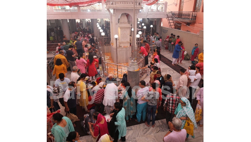 Devotees offering prayers at Mata Kheer Bhawani temple Bhawani Nagar, Jammu on Wednesday. -Excelsior/Rakesh