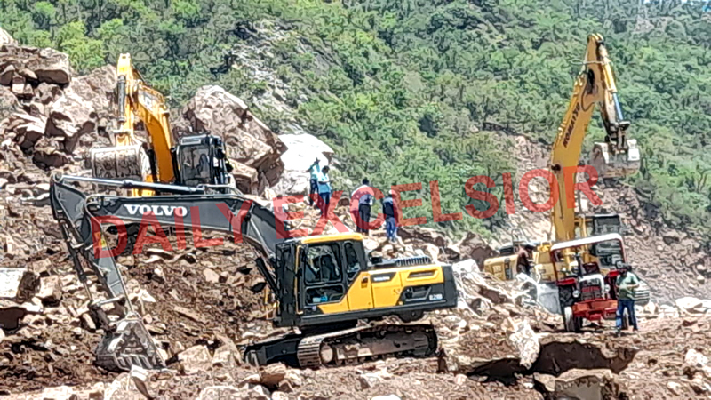 Highway restoration work in progress at Samroli near Udhampur on Thursday. -Excelsior/K Kumar