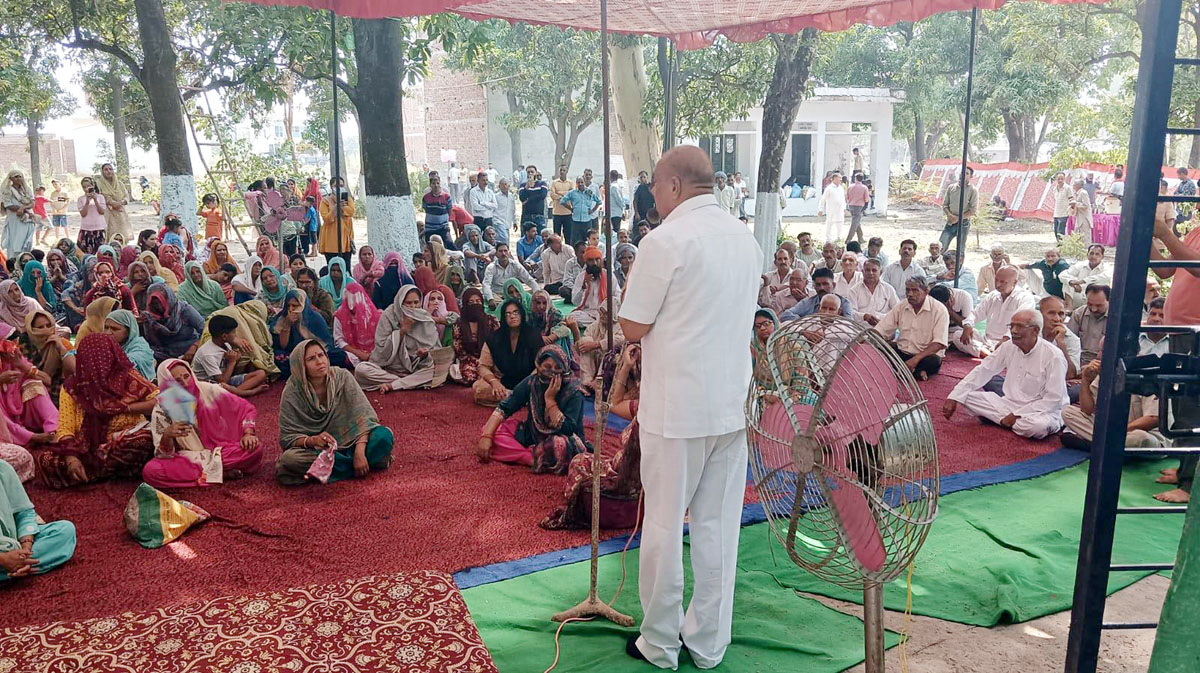 Senior Cong leader Mula Ram addressing workers meeting in Marh on Sunday.
