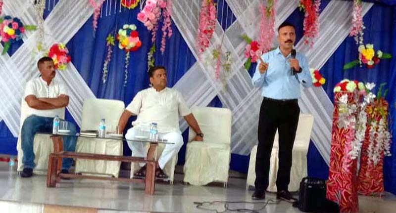 SDM Rajeev Kumar Khajuria addressing public at Marh on Wednesday.