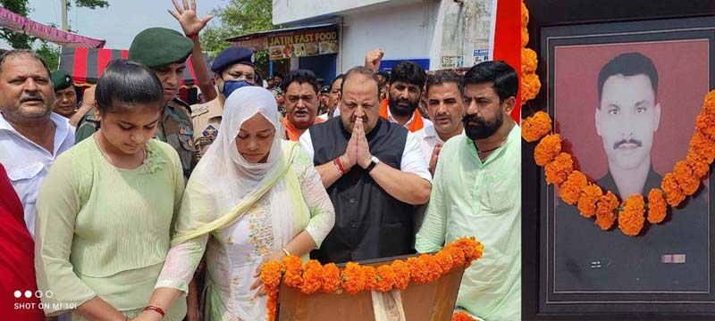 Senior BJP leader Devender Singh Rana paying tribute to Martyr Ranjeet Singh at Barn.