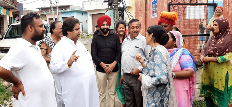 JKPCC working president Raman Bhalla interacting with residents of Rajiv Nagar in Gandhi Nagar constituency of Jammu.