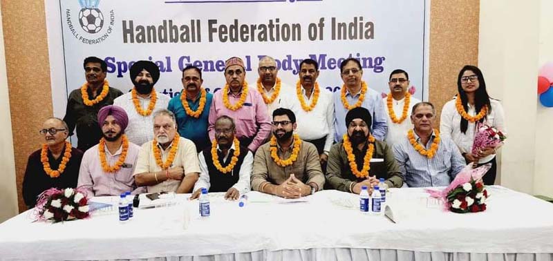 Newly elcted members of Handball Federation of India posing for a group photograph.