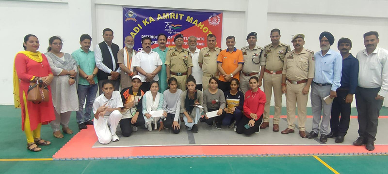 SSP Amit Gupta posing for a group photograph with students at Reasi.
