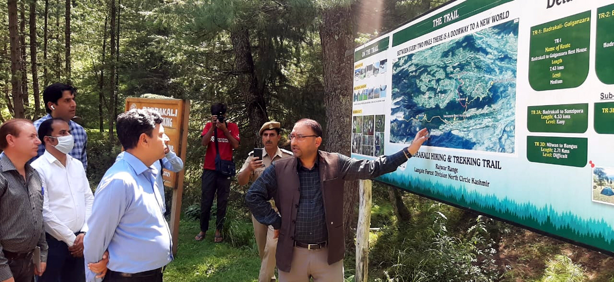 Officer of Forest Department informing Commissioner Secretary Sanjeev Verma about a developmental work.