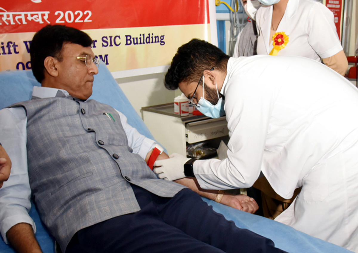 Union Minister for Health & Family Welfare, Chemicals and Fertilizers, Mansukh Mandaviya donating blood at Blood Donation camp, Safdarjung Hospital, as a part of Raktdaan Amrit Mahotsav, in New Delhi on Saturday.