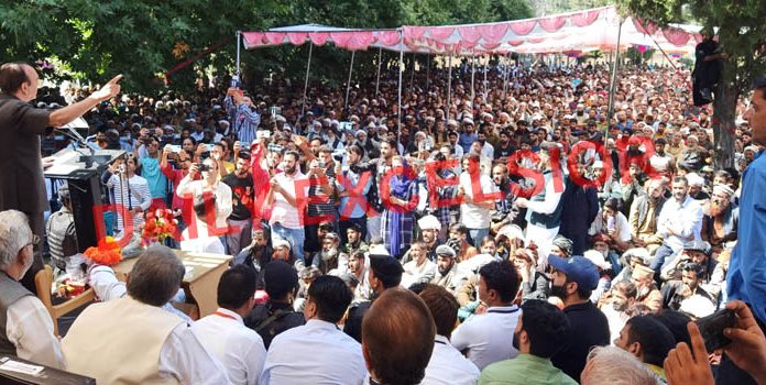 Former J&K CM Ghulam Nabi Azad addressing a public rally in Anantnag on Thursday. -Excelsior/Sajad Dar