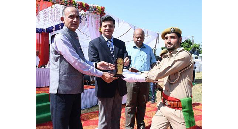 Comm Secy Forest, Sanjeev Verma along with PCCF Dr Mohit Gera presenting award to a trainee.