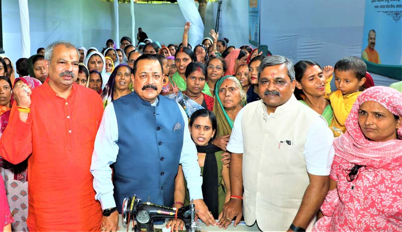 Union Minister Dr Jitendra Singh, flanked by NDMC Vice Chairman Satish Upadhyay and BJP Delhi State President Adesh Gupta, among slum-dweller women during 