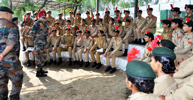 Lt Gen Gurbirpal Singh, DG NCC interacting with cadets.