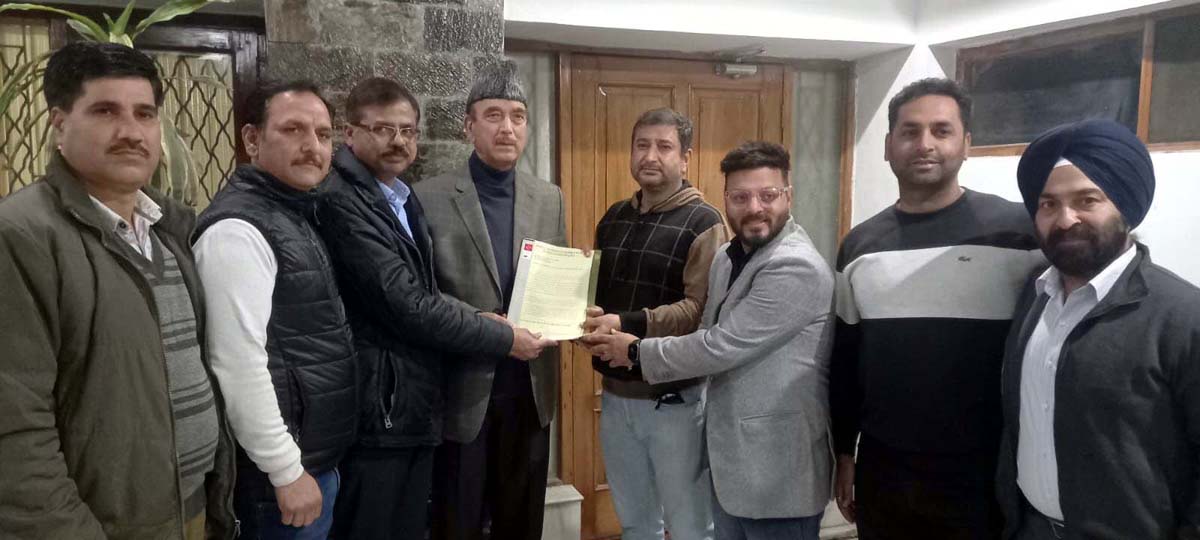 Office bearers of Joint Action Committee Against J&K Public University Bill-2022 submitting memorandum to Ghulam Nabi Azad at Jammu on Tuesday.