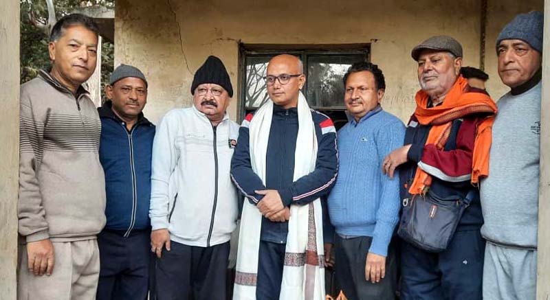 Members of Morning Walkers Association posing for a group photograph with JMC Mayor, Rajinder Sharma.