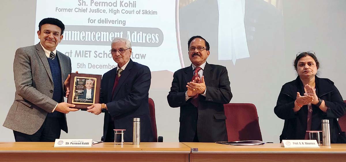 Prof Ankur Gupta presenting a memento to Justice Permod Kohli at the MIET School of Law.