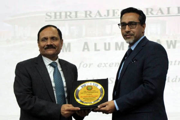 Advisor Bhatnagar receiving IIM Alumni Award.