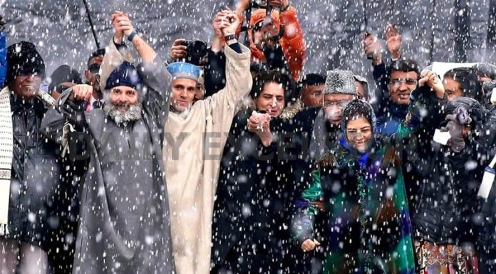 Congress leaders Rahul Gandhi and Priyanka joined by former Chief Ministers Omar Abdullah and Mehbooba Mufti during closing ceremony of Bharat Jodo Yatra in Srinagar on Monday, amid heavy snowfall (UNI).