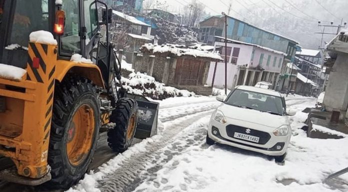 Snow being cleared from road at Gandoh town in Doda on Saturday. —Excelsior/Rafi Chowdhary