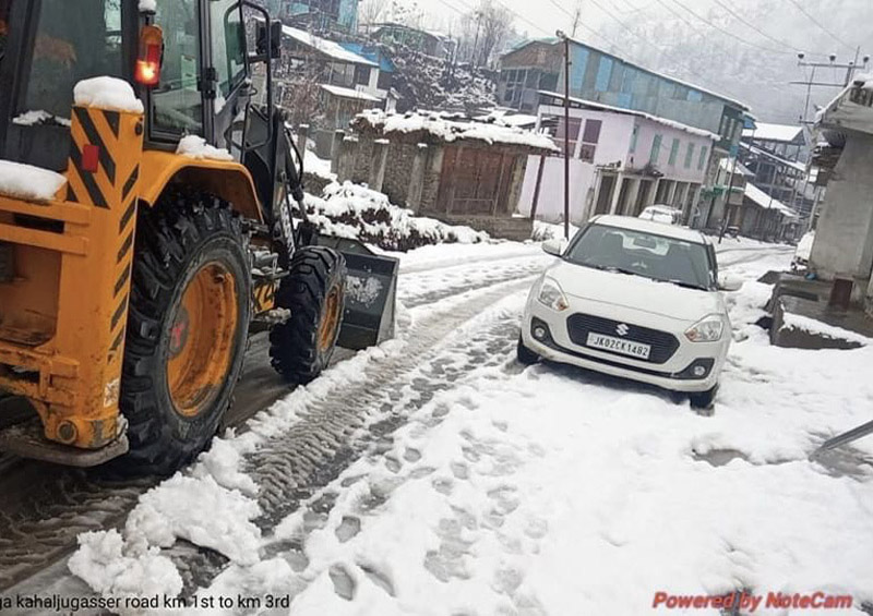 Snow being cleared from road at Gandoh town in Doda on Saturday. —Excelsior/Rafi Chowdhary