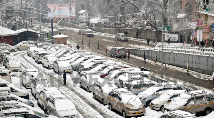 Fresh snowfall in Srinagar. -Excelsior/Shakeel