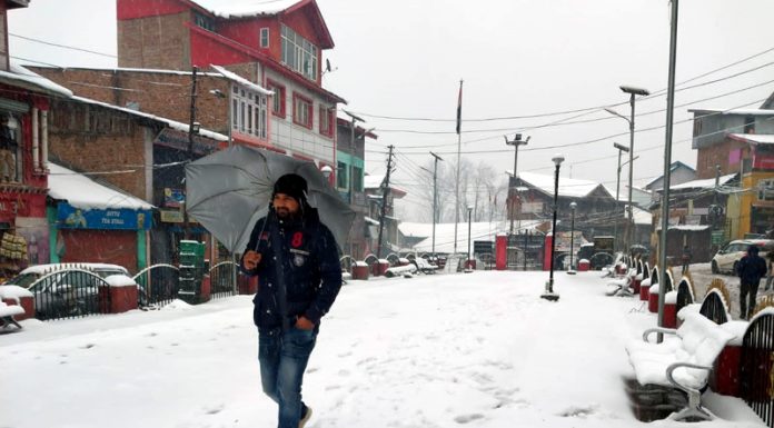 Bhaderwah town experiences heavy snowfall on Wednesday. — Excelsior/Tilak Raj
