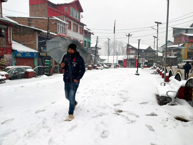 Bhaderwah town experiences heavy snowfall on Wednesday. — Excelsior/Tilak Raj