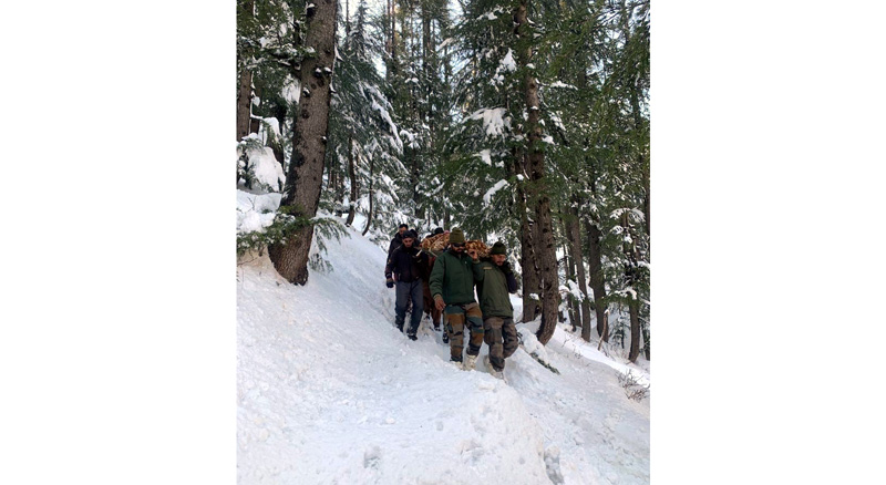 Army rescues a patient from snowbound village in Pir Panjal in Banihal. —Excelsior/Parvez Mir