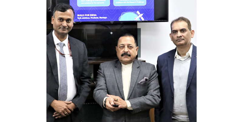 Union Minister Dr Jitendra Singh, flanked by Surveyor General of India Sunil Kumar, launching the first of its kind national 