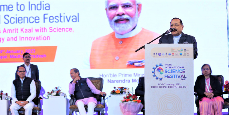 Union Minister Dr Jitendra Singh delivering inaugural address at India International Science Festival (IISF) at Bhopal on Saturday. Also seen is Chief Minister of Madhya Pradesh, Shivraj Singh Chauhan.