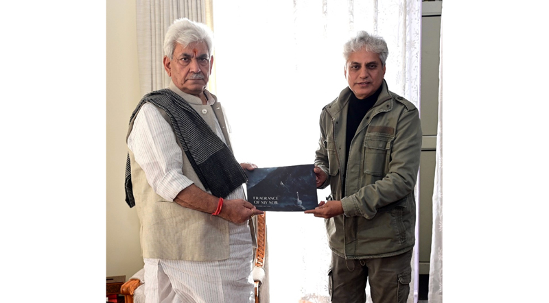 Lt Governor Manoj Sinha during meeting with K K Gandhi, acclaimed artist and painter in Jammu.