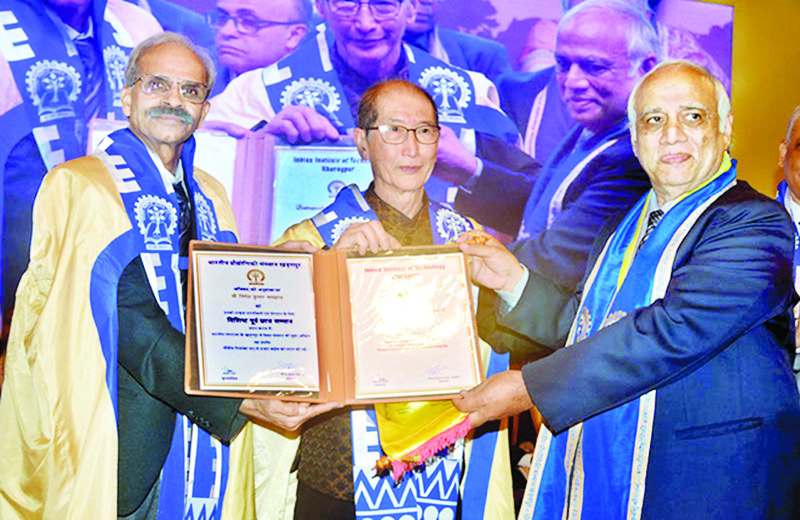 Nirmal K Bhardwaj receiving DAA award from IIT Kharagpur.