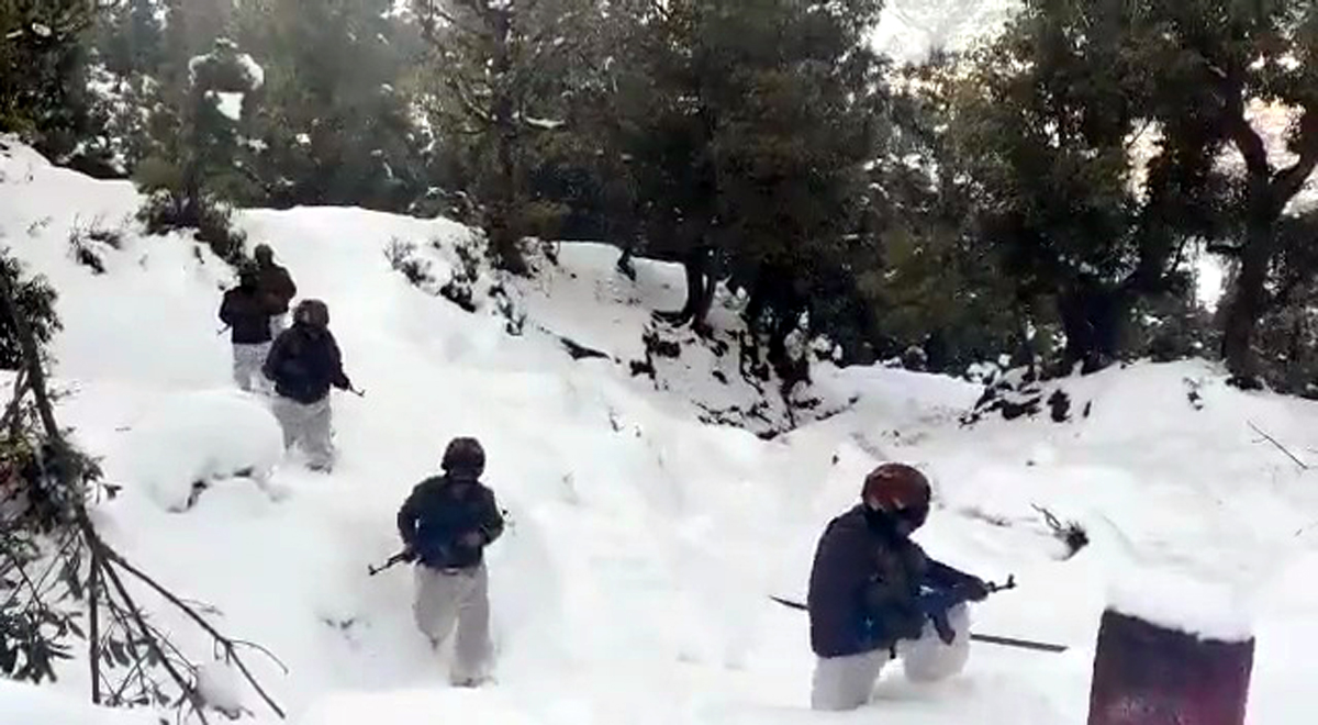 Army searching absconding militants in a snow-bound area of Rajouri - Excelsior/Imran