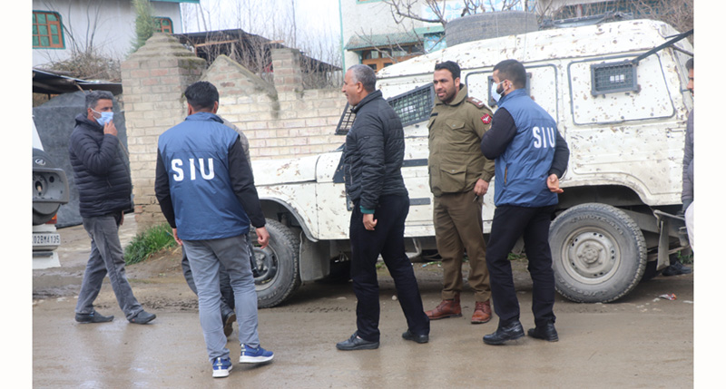 State Investigation Unit (SIU) accompanied by police and CRPF during raid at the house of LeT militant in Kakapora on Monday. -Excelsior/Younis Khaliq