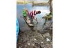 Villager of Sofi Muhalla Dal lake collecting trash. -Photo /Excelsior