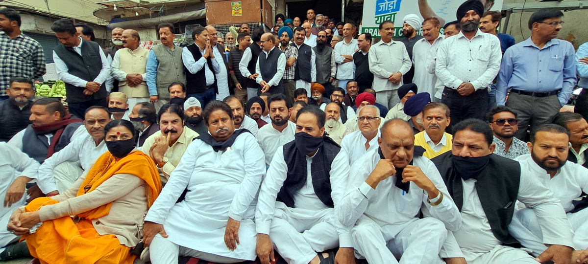 Cong staging silent protest against BJP in Jammu. —Excelsior/Rakesh