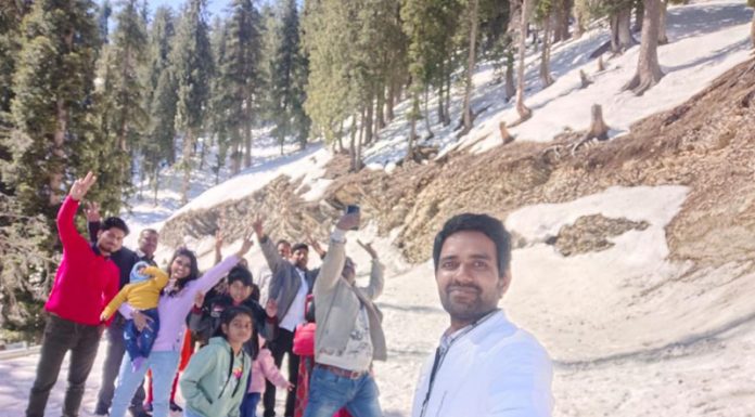 Tourists enjoying at snow-filled Guldanda in Bhaderwah tehsil of Doda district on Friday. - Excelsior/Tilak Raj