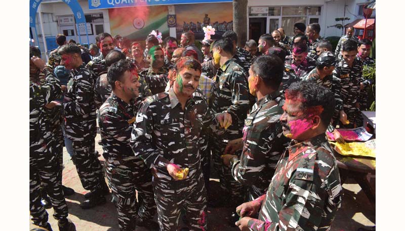 Tentara Pasukan Polisi Cadangan Pusat (CRPF) dengan warna tersebar di wajah mereka merayakan Holi di Srinagar.  -Excelsior/Shakeel – Berita Terbaru Jammu Kashmir |  Pariwisata
