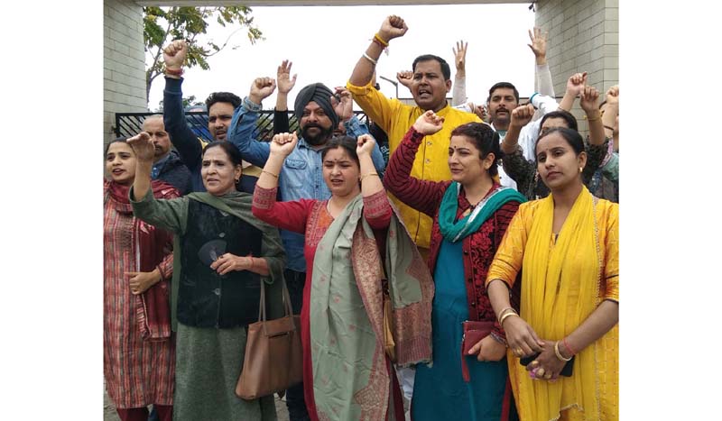 Parents protesting against fixing minimum age limit of admission at Jammu.