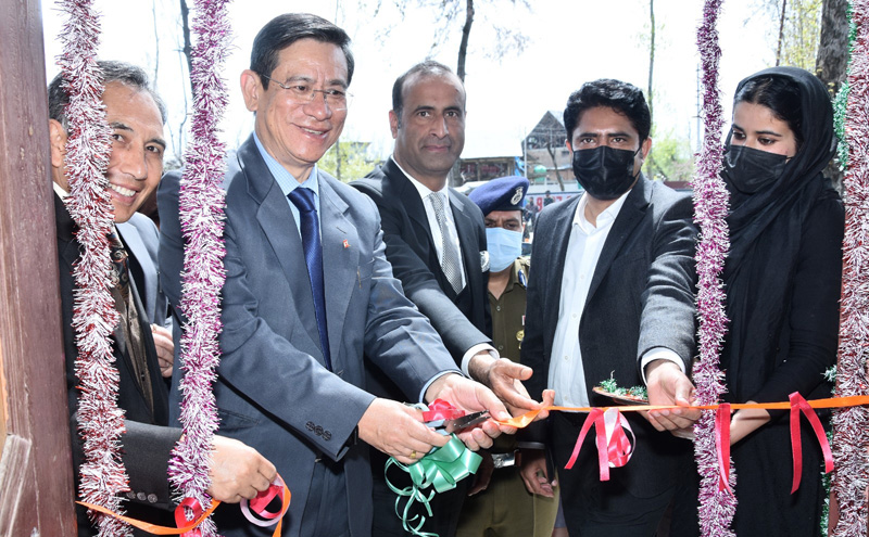 Chief Justice inaugurating Legal Aid Clinic at Pulwama.