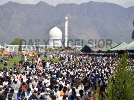 Thousands attend prayers on Jummat-ul-Vida at Hazratbal shrine in Srinagar. -Excelsior/Shakeel
