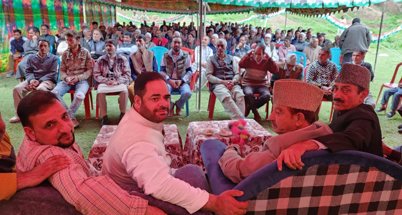 JKPCC chief VR Wani alongwith others during public meeting at Budgam on Friday.