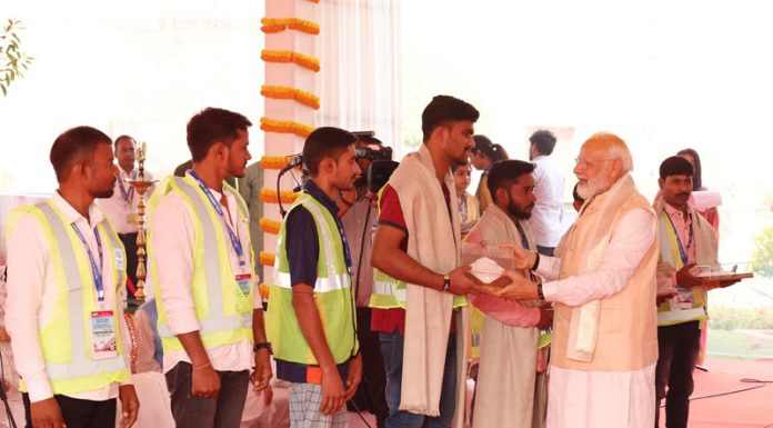 Prime Minister Narendra Modi felicitates Shramjeevis for their great contribution in new Parliament building construction, in New Delhi on Sunday. (UNI)