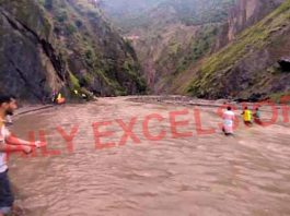 Locals retrieve accident victims from the vehicle that fell into a rivulet in Doda. —Excelsior/Tilak Raj