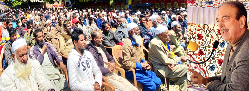 Former Chief Minister and DPAP chairman Ghulam Nabi Azad addressing public rally at Bandipora on Sunday.