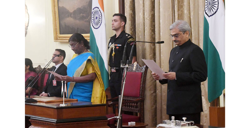 President Droupadi Murmu administered the Oath of Office to the Central Vigilance Commissioner (CVC) Praveen Kumar Srivastava at Rashtrapati Bhavan, in New Delhi on Monday. (UNI)