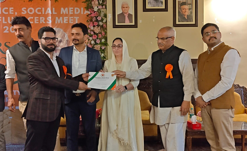 Darakhshan Andrabi, Ashok Koul and others awarding certificate during interaction with Social Media influencers at Srinagar on Thursday.