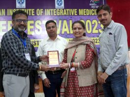 Director, Distance Education, JU, Prof Neelu Rohmetra presenting memento to a participant during a meet under CSIR-Aroma Phase 3rd at Bhaderwah.