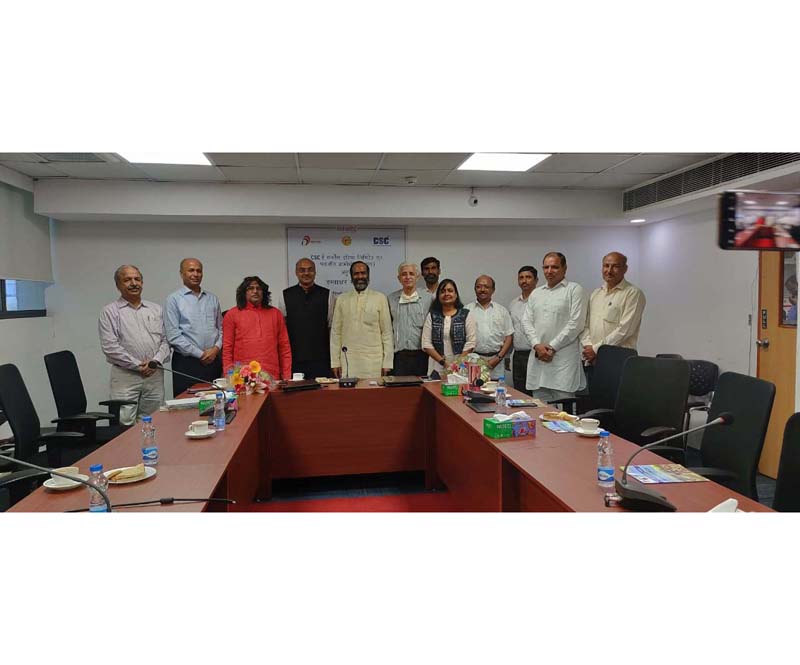 General secretary of Patanjali Gramodyog Dr Yashdev Shastri along with MD CSC SPV Sanjay Rakesh and others during signing of an agreement at New Delhi.