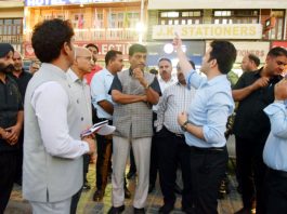 CS Arun Kumar Mehta reviewing ongoing work of Smart City project at Srinagar.