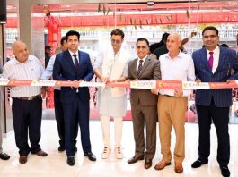 Bollywood star Hrithik Roshan inaugurating Kalyan Jeweller’s showroom at Channi in Jammu in presence of top officials of the Jewellery brand.